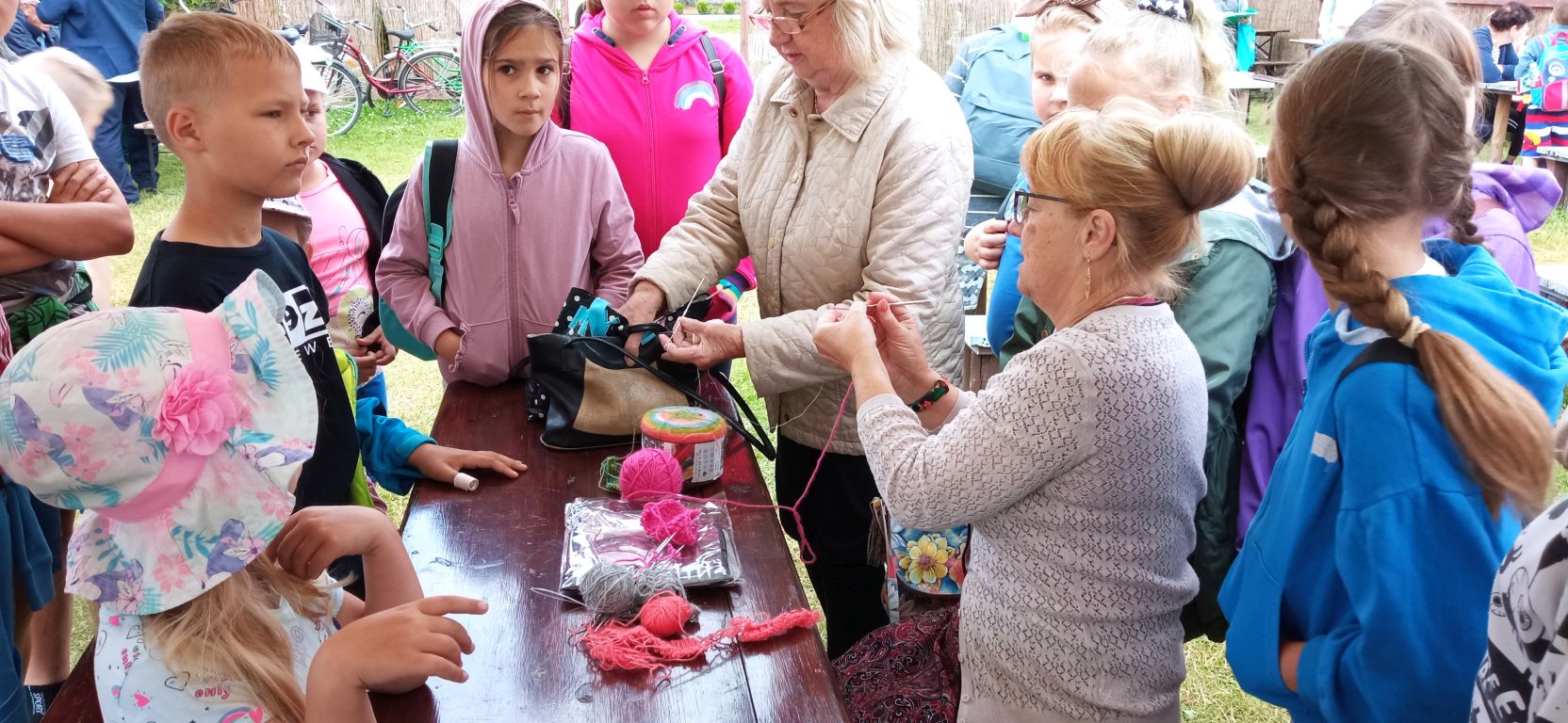 Fotografia przedstawia uczestników zajęć wraz z emerytami ze Skępego przy barze Sprężynki