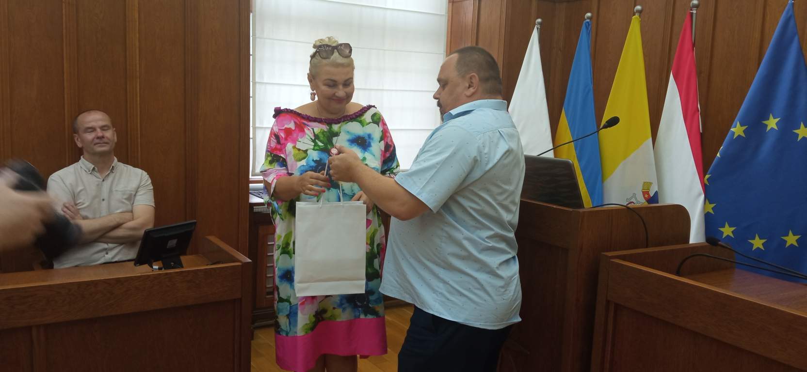 Fotografia przedstawia Dyrektora Biblioteki wręczającego upominki Przewodniczącej Sejmiku Wojewódzkiego. Pani przewodnicząca również otrzymała tomiki