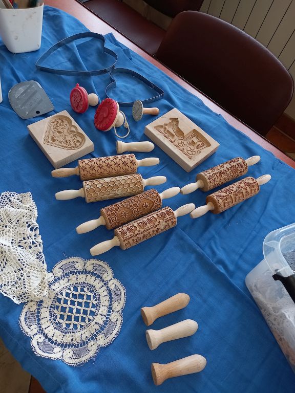 Zdjęcie przedstawia wałki i inne narzędzia wykorzystywane do prac z gliną leżące na stoliku