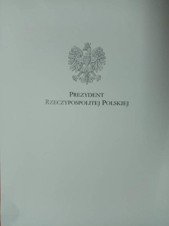 Fotografia przedstawia pierwszą stronę teczki na list z Orzełkiem i napisem Prezydent Rzeczypospolitej Polskiej