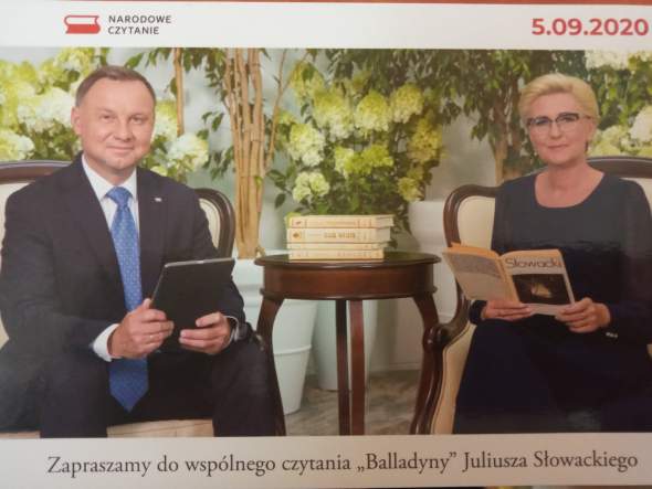 Fotografia przedstawia zdjęcie pary Prezydenckiej trzymającej w rękach książkę. Na zdjęciu jest napis: Zapraszamy do wspólnego czytania "Balladyny" Juliusza Słowackiego 05.09.2020 Narodowe czytanie