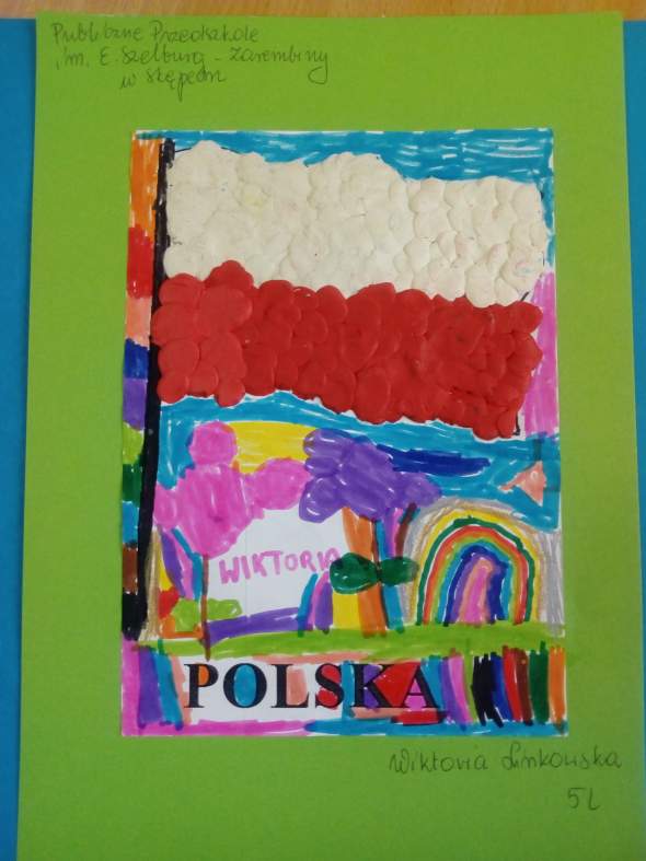 Fotografia przedstawia pracę laureatki trzeciego miejsca Wiktorii Linkowskiej w kategorii wiekowej do 6 lat. Na ilustracji widoczna jest flaga Polski wyklejona z plasteliny na kolorowym tle. Pod flagą jest napis Polska. 