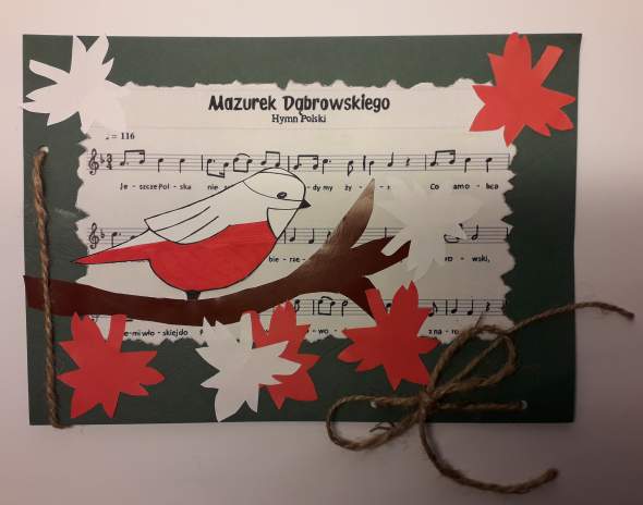 Ilustracja przedstawia pracę Marcela Sztuczyńskiego laureata I miejsca w kategorii wiekowej powyżej 6 lat. Praca przedstawia plakat z nutami hymnu Polski. W centralnej części widać naklejonego na nuty ptaka siedzącego na gałęzi  oraz naklejone białe i czerwone liście.