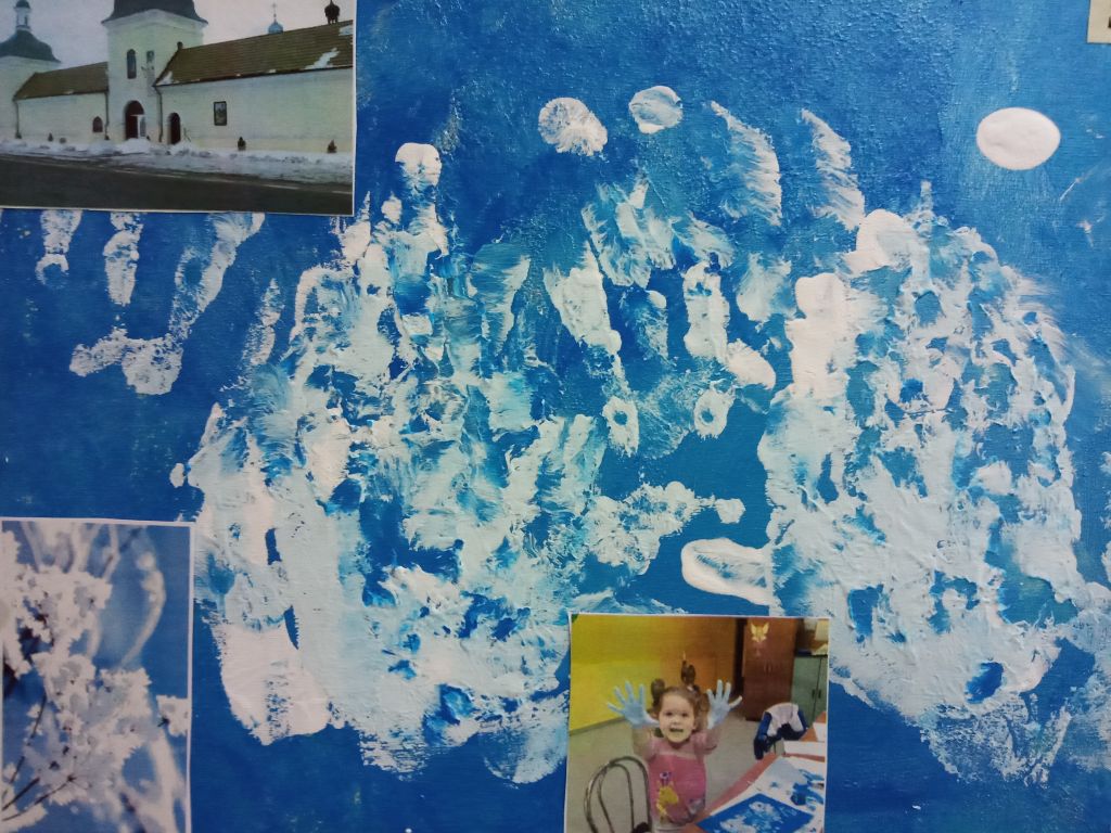 Ilustracja przedstawia na niebieskim tle kartko białe chmury. W górze ilustracji, po lewej stronie zdjęcie klasztoru skępskiego, po prawej stronie w dolnym rogu zdjęcie autorki pracy w trakcie jej  wykonywania. W dolnym lewym rogu widać fotografię ośnieżonych gałązek