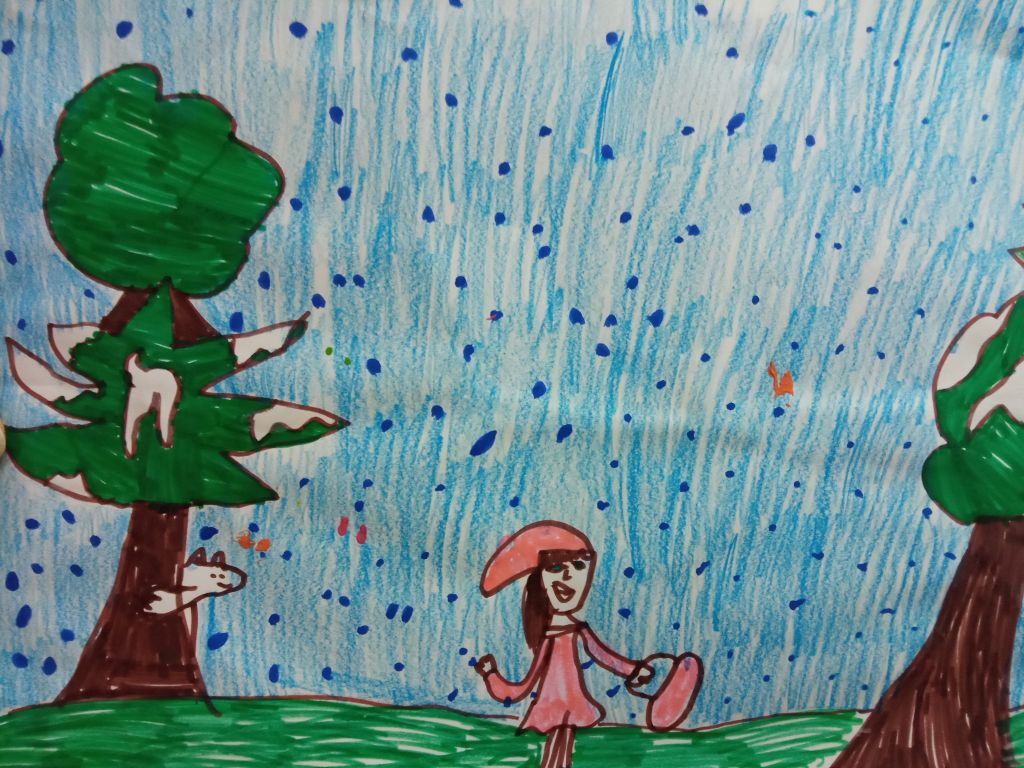 Ilustracja przedstawia postać czerwonego Kapturka idącego wśród leśnych choinek. Za jedną z choinek skrywa się wilk.