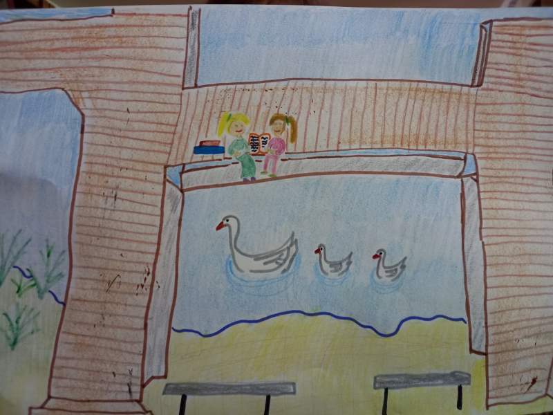 Zdjęcie przedstawia pracę plastyczną. Na rysunku widać dziewczynkę siedzącą na pomoście na jeziorze. Przy pomoście pływają kaczki