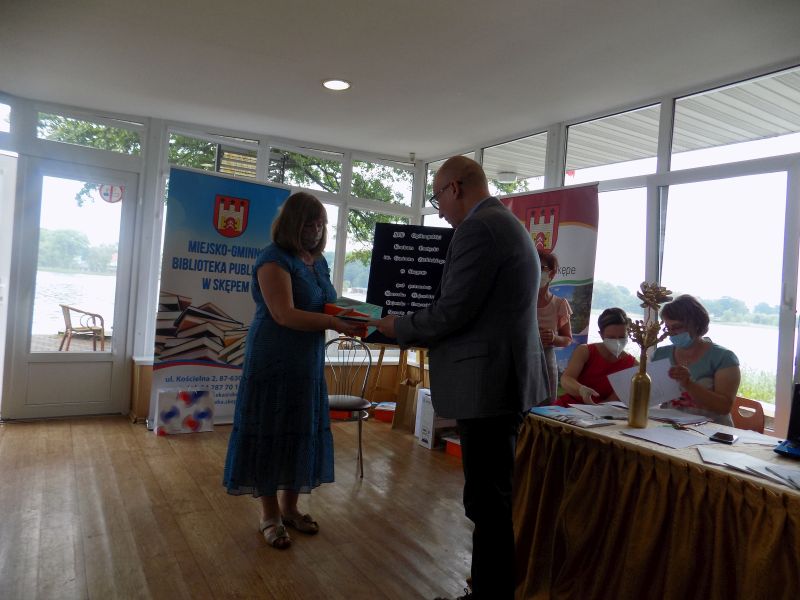 Zdjęcie przedstawia Zastępcę Burmistrza Miasta i Gminy Dobrzyń nad Wisłą wręczającego nagrodę uczestniczce konkursu