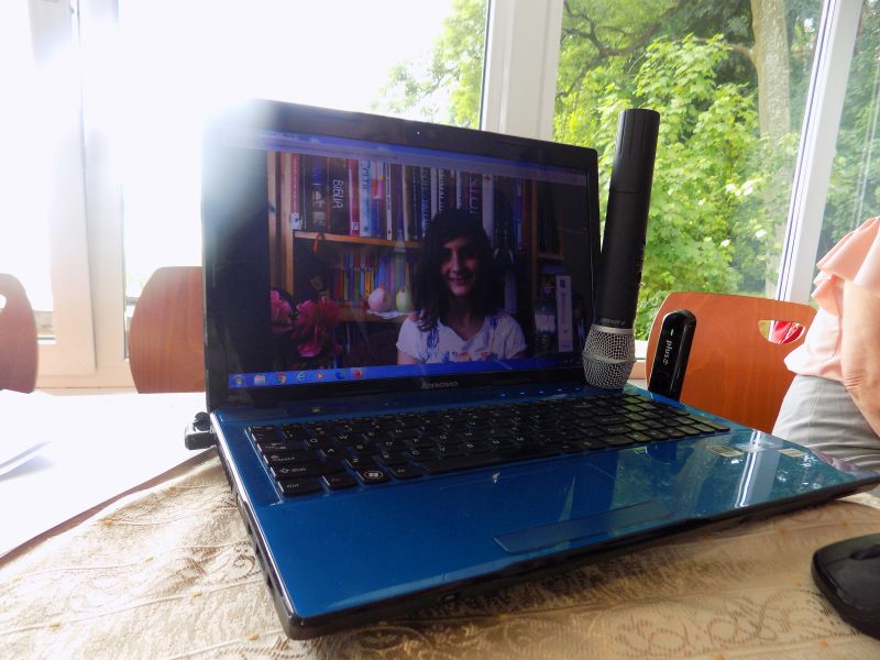 Zdjęcie przedstawia Annę Parczewską z Oxfordu widoczną na ekranie komputera