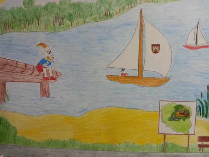 Zdjęcie przedstawia pracę laureata trzeciego miejsce w kategorii powyżej 6 lat :Franciszka Krymki. Praca plastyczna wykonana kredkami przedstawia widok na jezioro na którym pływają żaglówki. Na brzegu na pomoście siedzi skępski koziołek