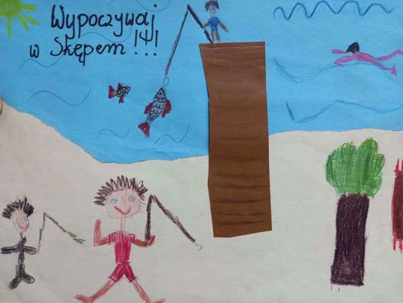 Zdjęcie przedstawia pracę laureata wyróżnienia w kategorii powyżej 6 lat Filipa Naklickiego. Praca przedstawia plakat wykonany technika mieszaną, przedstawiający dzieci łowiące ryby na wędkę. W tle widoczne jezioro oraz napis Wypoczywaj w Skępem