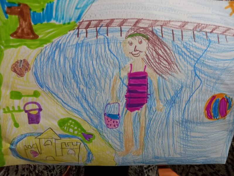 Zdjęcie przedstawia pracę laureata trzeciego miejsce w kategorii do 6 lat Mai Kępińskiej. Praca wykonana kredkami świecowymi przedstawia dziecko w lodziarni „Moment” w Skępem