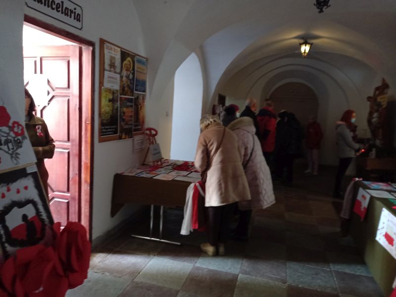 Zdjęcie przedstawia mieszkańców Skępego oglądających wystawę prac plastycznych w klasztorze