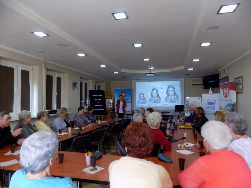 Fotografia przedstawia uczestników wykładu o Poli Negri siedzących w Sali konferencyjnej urzędu