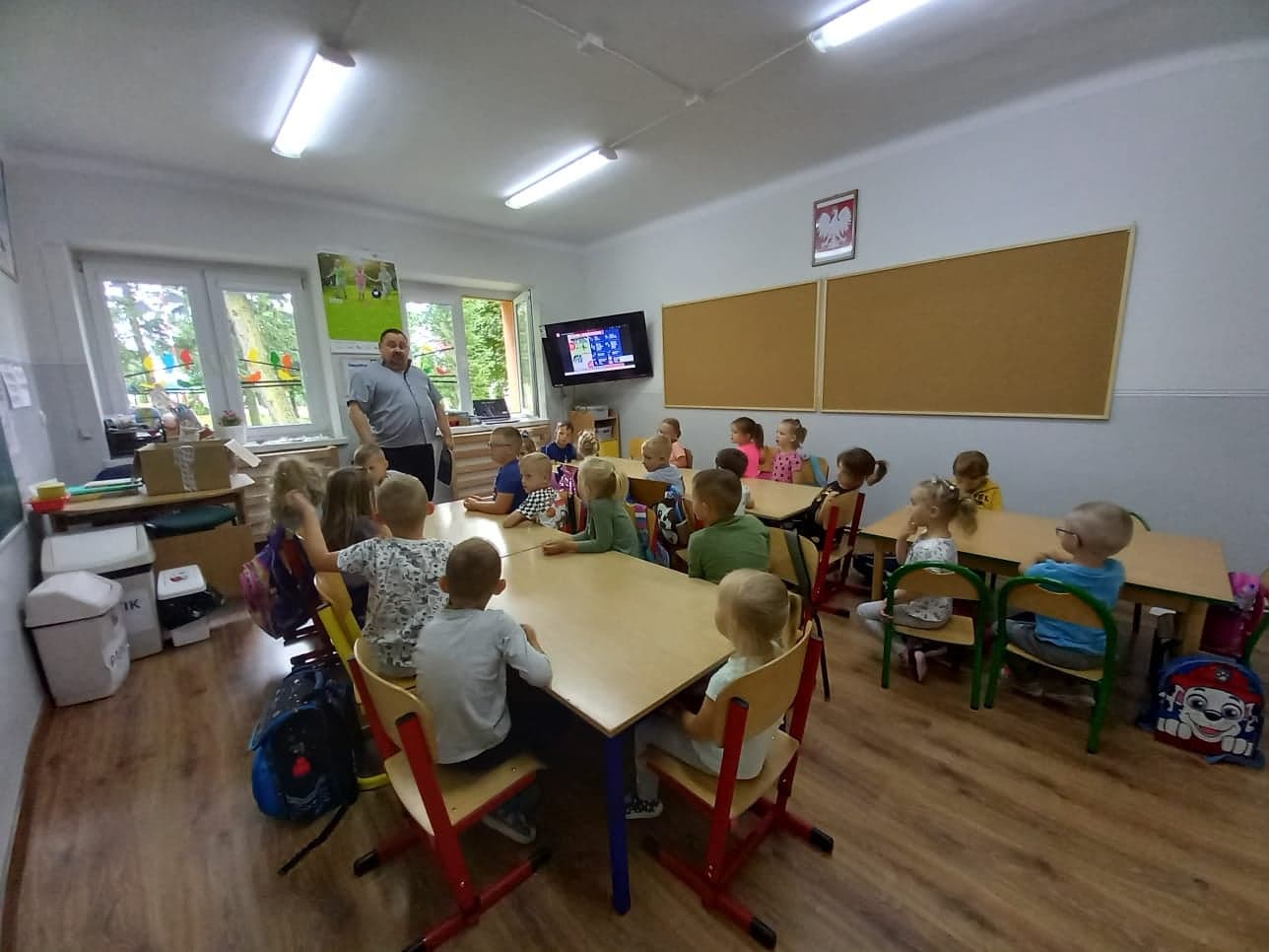 dzieci siedzące w klasie podczas zajęc lekcyjnych