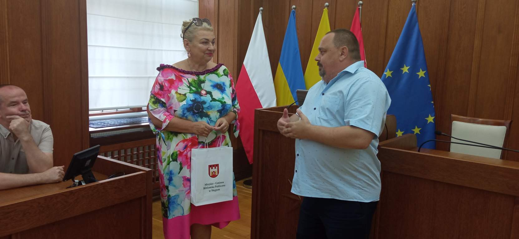 Fotografia przedstawia Dyrektora Biblioteki wraz z Przewodniczącą Sejmiku Wojewódzkiego z upominkami od pana dyrektora biblioteki
