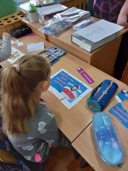 Na zdjęciu widać dziewczynkę, która ułożyła puzzle. Z poprawnie ułożonych elementów powstał napis Ogólnopolski dzień głośnego czytania