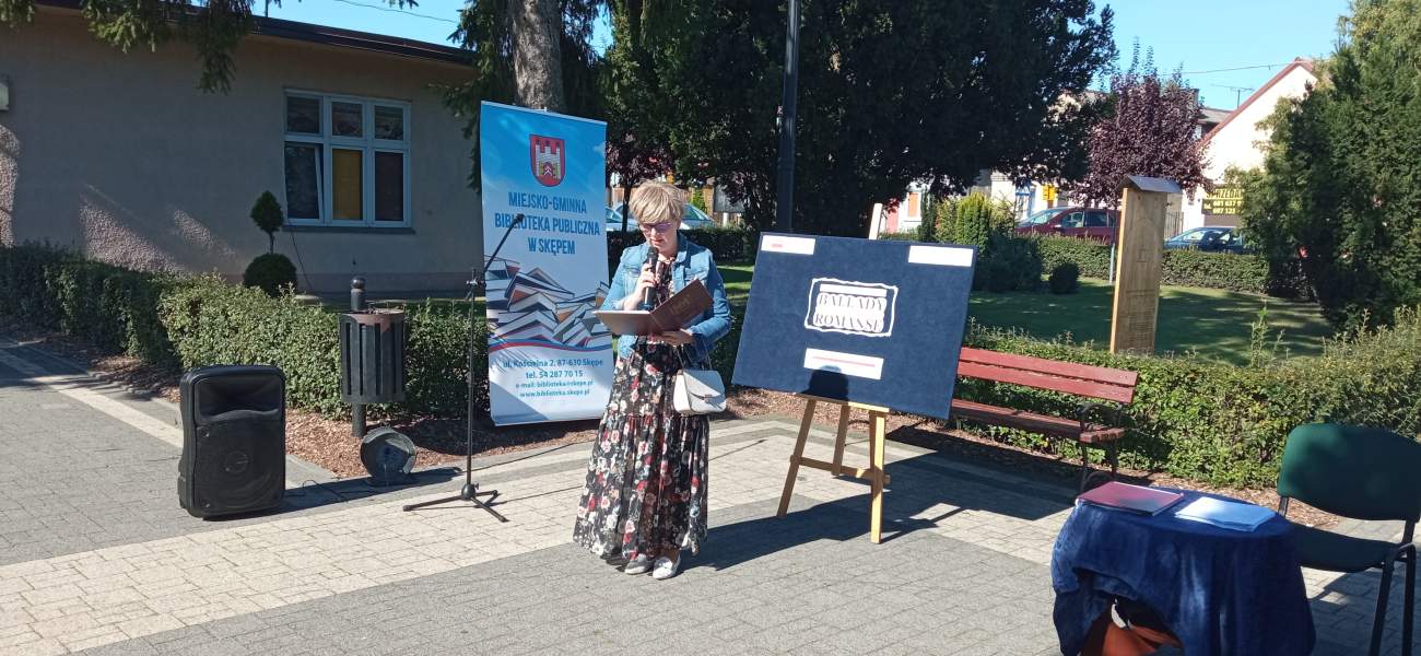 Zdjęcie przedstawia dyrektora  Miejsko-Gminnego Ośrodka Kultury Magdalenę Elwertowską w trakcie czytania okazjonalnego listu Prezydenta RP