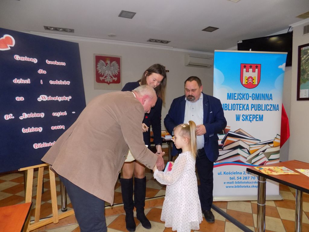 Zdjęcie przedstawia moment wręczenia nagrody laureatowi konkursu przez Sekretarza Miasta i Gminy Skępe