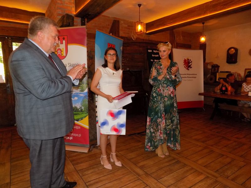 Fotografia przestawia moment wręczenia nagrody przez przedstawicieli samorządu województwa laureatce